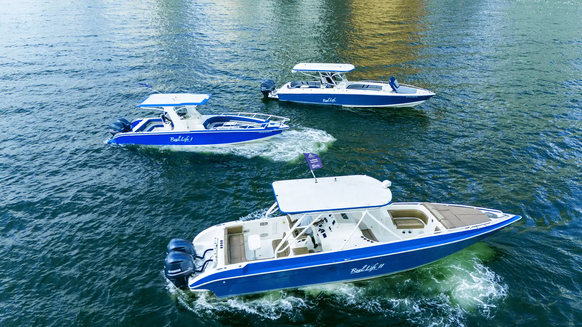 Bote deportivo navegando en Cartagena